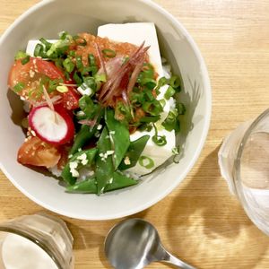 友達のアメリカ人連れて行ってもらいました！凄く良い雰囲気のお店で、ビーガンのファラフェルとトマト味噌豆腐丼、おいしかった！ at Kuppila in Nara