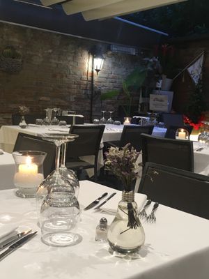 The courtyard at Pata Chic in Venice