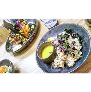 Rice & Quinoa with turmeric tahini dressing herbs and sprouts. (foreground - 5 o-clock)
Ginger Kombucha (background - 12 o-clock)
Baked Sweet Potato served jacket-style stuffed with super sprouts and curry salad topped with raw crackers, turmeric tahini dressing, and dehydrated portobello. (background left - 10 o-clock)
Mixed Mashed Roots topped with fresh sprouts and oil-free pesto, raw crackers, and herbs. (bottom left - 8 o-clock) at Plant Power Food in Copenhagen
