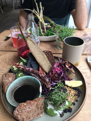 Assiette brunch à se rouler par terre! Avec un curcuma latte: santé, délicieux et... à recommencer!! at Plant Power Food in Copenhagen