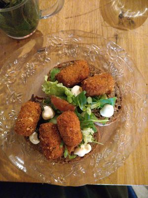 Vegan masala kroketjes on bread at Wolf Hotel Kitchen & Bar in Alkmaar