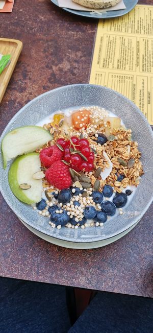 Oats, yogurt, fruits at Li O Lait in Bruges