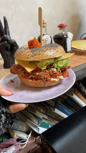 Heerlijke bagel met jackfruit en nacho’s  at Li O Lait in Bruges