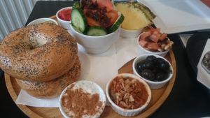 Vegan bagel tapas at Li O Lait in Bruges