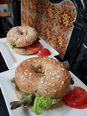 vegan bagel with guacamole and lentils at Li O Lait in Bruges