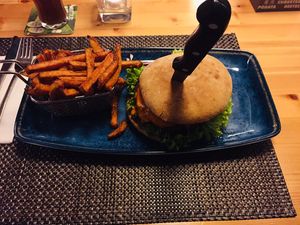 Veganer Falafel-Burger mit veganer hausgemachter Spezialsoße  at Tasch am Kornmarkt in Wetzlar