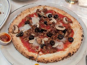 Marinara base, soy cheese, olive, mushrooms and plant based meat topping at 800 Degrees - Shinjuku in Tokyo
