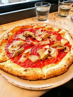 Pizza with mushrooms, artichokes, and vegan cheese/ham at 800 Degrees - Shinjuku in Tokyo