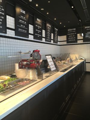 Counter at 800 Degrees - Shinjuku in Tokyo