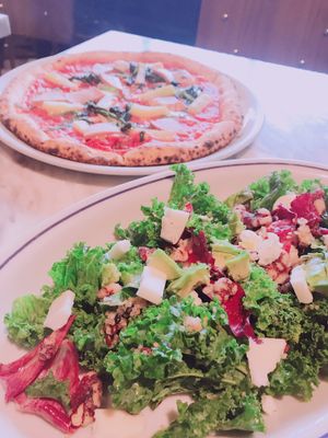 Pizza w spinach, soy meat, pineapples, and soy cream cheese; vegan kale salad at 800 Degrees - Shinjuku in Tokyo