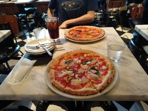 Vegan Margherita pizzas with vegan ham at 800 Degrees - Shinjuku in Tokyo