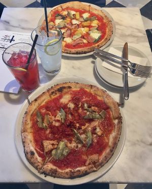 Pizza  at 800 Degrees - Shinjuku in Tokyo