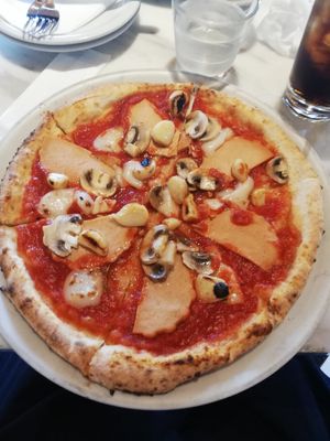 Pizza with tomato sauce, soy cheese, vegan ham, garlic and white mushrooms at 800 Degrees - Shinjuku in Tokyo
