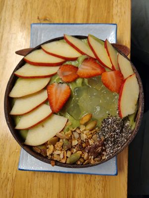 Green smoothie bowl (avocado, alloë vera, spinach, cucumber, banana, lime) at Lovegan in Binh Thuan