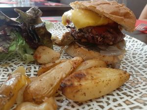 The hamburger of the day at Like An Elephant in Lyon