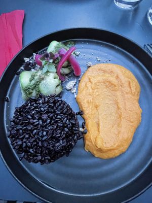 Cannelloni de courgettes champignons noisettes, patates douces, riz et pesto de fanes  at Like An Elephant in Lyon
