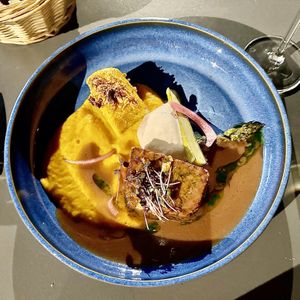 Food so delicious and beautiful I have to share from multiple angles!!!! 💚💚💚  at Like An Elephant in Lyon