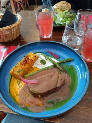 Seitan au paprika sauce
vigneronne. Purée de carotte,
polenta aux noix, asperges grillées
et crème tonka at Like An Elephant in Lyon