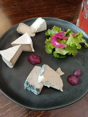 Plateau de fromages vegan at Like An Elephant in Lyon