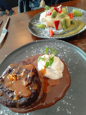 Moelleux au chocolat et sablé aux fruits at Like An Elephant in Lyon