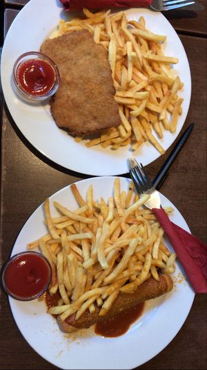 wie ein schnitzel und die currywurst at Cafe Vienna in Mannheim