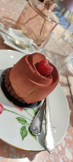 La fleur Chocolat Framboise :)
Biscuit moelleux au chocolat, croustillant choco praliné, coeur framboise et mousse au chocolat intense!
Un entremet rafraîchissant pour les fans at Jo and Nana Cakes in Paris