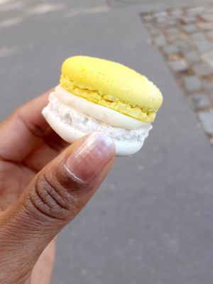 Macaron 🍋 at Jo and Nana Cakes in Paris