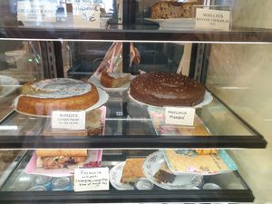 Cabinet at Jo and Nana Cakes in Paris