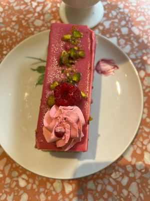 strawberry/raspberry cake at Jo and Nana Cakes in Paris