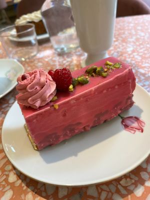 strawberry/raspberry cake at Jo and Nana Cakes in Paris
