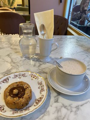Cookie noisette et chai latte   at Jo and Nana Cakes in Paris
