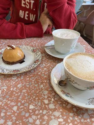 Crunchy Boden, fluffige Sahne-Creme, leckerer schokokuchen als Füllung, köstliche Karamellglasur  at Jo and Nana Cakes in Paris