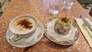 Chocolat chaud + Fraisier at Jo and Nana Cakes in Paris