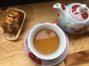 Jolie et chaleureuse petite boutique nichée dans le 17e. Thé bio et patisseries vegan ! On se regale ! La prochaine fois j’essayerais la formule dejeuner avec le wrap ??  at Jo and Nana Cakes in Paris