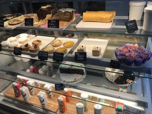 showcase at Jo and Nana Cakes in Paris