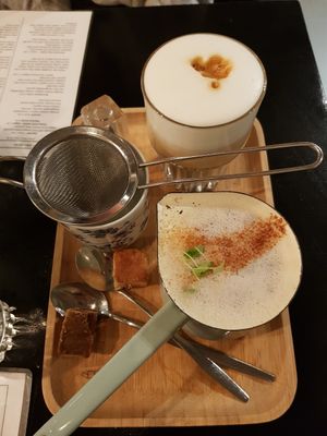 Hot Chai Almond brew and Latte Macchiato at Kek in Delft