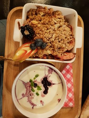 Fruity Oat crumble with Coconut yoghurt at Kek in Delft