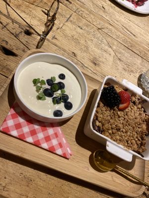 The fruit oat crumble was delicious!! I took it with soy yogurt so it was vegan. Highly recommended!!💕 at Kek in Delft