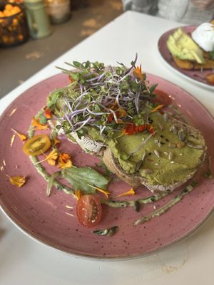 Smashed Avocado (vegan)  at Kek in Delft