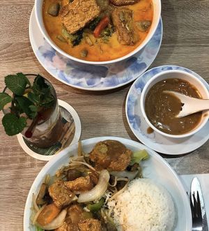 Red Curry & Tofu with Peanut Sauce  at White Lotus in Darmstadt