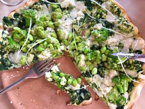 Pizza „cosi verde“ at Col'Cacchio in Camps Bay