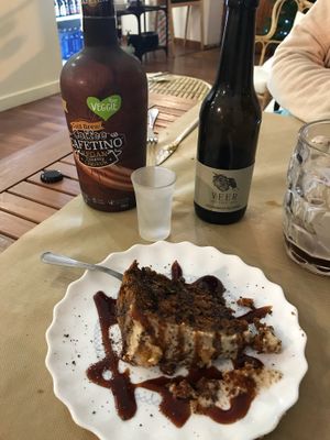 Tarta de zanahoria, cerveza negra artesana y Cafetino Vegan!! at Mama Eco in Alcala De Henares