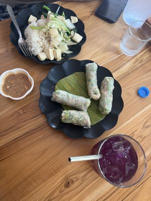 Oben das „Curry“. Unten die frischen Frühlingsrollen. Achtung - auch in den Rollen ist Ei drin.  at Phonheuang Cafe in Luang Prabang