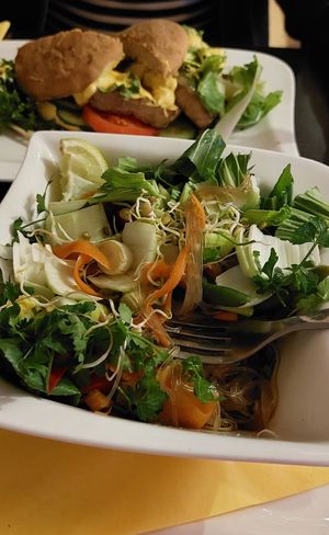 Asia Bowl und Tofu Burger at Monkeys in Budapest