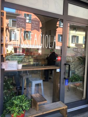 The front window at Missfagiola in Bologna