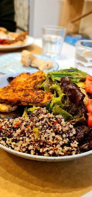 Tempeh quinoa salad at Peas in Athens
