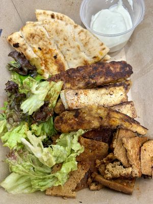 Seitan, Tempeh, Tofu - Gericht mit Pitabrot & ganz wenig Salat  at Peas in Athens