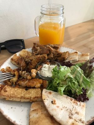 Delicious meal, the maionese and the seitan are super delicious and tasty. The orange juice is unbelievable good. They don’t use plastic straw! Perfect! Meal and juice €9  at Peas in Athens