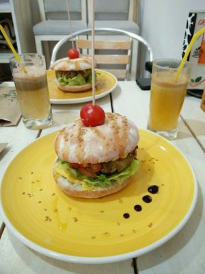 homemadd vegan burger and pear, apple and ginger juice at Fruit' n co Vitamina Bar in Gran Canaria