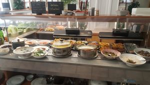 Starters and soups - spring rolls, various types of tempura, vegetables in sauces, thai green and red style soups with sticky rice at Restaurant Pékin in Nice